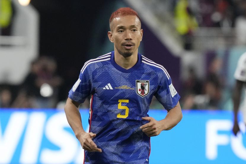  Yuto Nagatomo dari Jepang berlari selama pertandingan sepak bola grup E Piala Dunia antara Jerman dan Jepang, di Stadion Internasional Khalifa di Doha, Qatar, Rabu, 23 November 2022. 