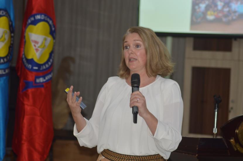Yvonne Klerks selaku atase pendidikan dan ilmu pengetahuan dari Kedutaan besar kerajaan Belanda untuk Indonesia. 