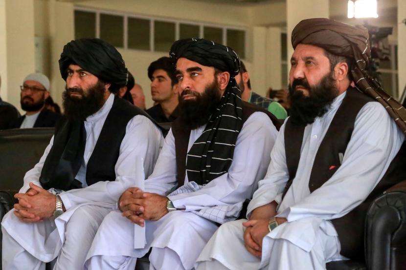 Zabihullah Mujahid (tengah), juru bicara Taliban saat upacara peluncuran program oleh Taliban untuk menawarkan gandum sebagai imbalan tenaga kerja, di Kabul, Afghanistan, 24 Oktober 2021 (dikeluarkan 25 Oktober 2021). Negara-negara berpengaruh selama ini enggan mengakui pemerintah Taliban.