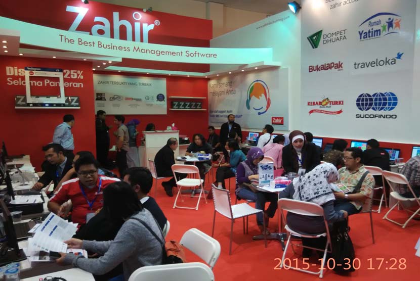 Zahir Internasional tampil di salah satu pameran IT di Jakarta.