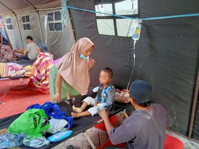 Zainal Abidin (39 tahun) penyintas gempa Cianjur warga Desa Benjot, Kecamatan Cugenang nekad menerobos jalan yang tertutup longsor akibat gempa magnitudo 5,6 pada Senin (21/11/2022) siang demi membawa anaknya ke rumah sakit, Selasa (22/11/2022).