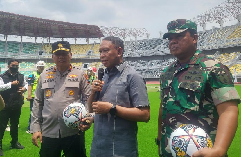Zainudin Amali saat memberikan keterangan di Stadion Gelora Bung Tomo (GBT) Surabaya, Senin (13/3/2023).