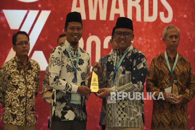 Zakat Awards 2025 yang diselenggarakan oleh Forum Zakat (FOZ) dalam rangkaian CEO OPZ Forum di The Acacia Hotel, Jakarta, Rabu (3/12/2025).