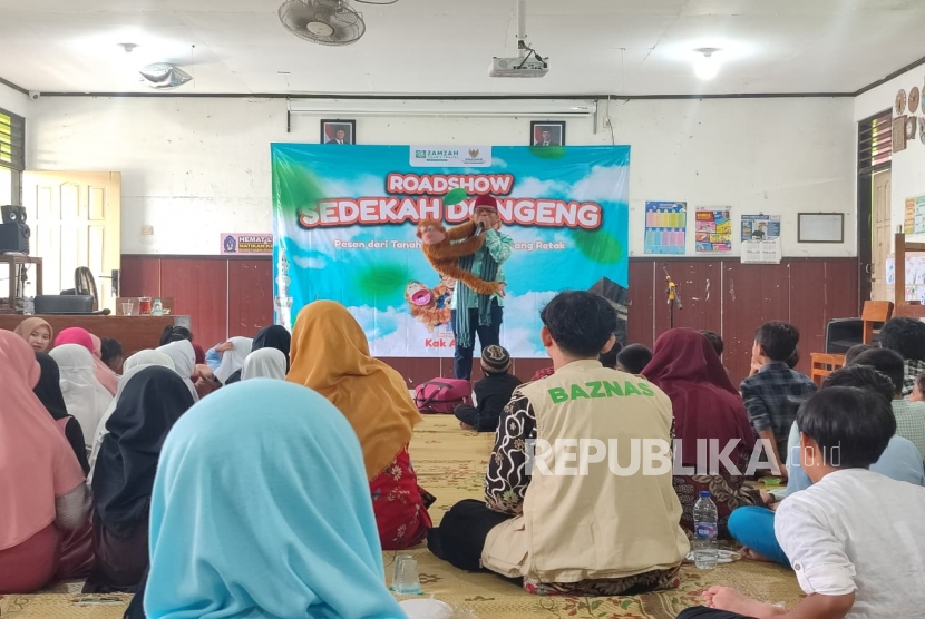 Zam Zam Tour & Travel Yogyakarta bersama Badan Amil Zakat Nasional (Baznas) Kota Yogyakarta menggelar Roadshow Sedekah Dongeng bertema Pesan dari Tanah Suci untuk Bumi yang Retak di SD Negeri Baciro, Yogyakarta, Kamis (11/12/2025). Ke
