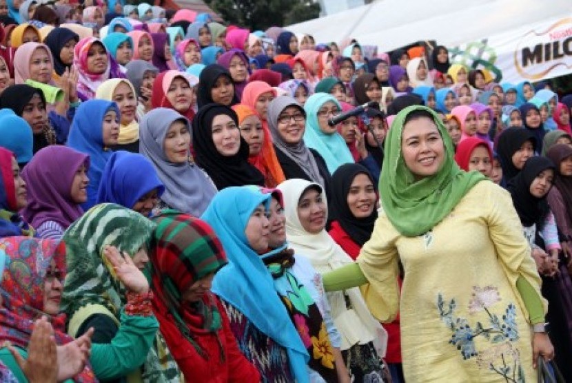 Zannuba Ariffah Chafsoh Rahman Wahid atau Yeni Wahid (kanan) menghadiri gladi bersih pembukaan Muktamar ke-33 NU di Alun-alun Jombang, Jawa Timur, Jumat (31/7). Dalam acara yang akan dibuka oleh Presiden Joko Widodo ini, Panitia Daerah melibatkan 1000 sant