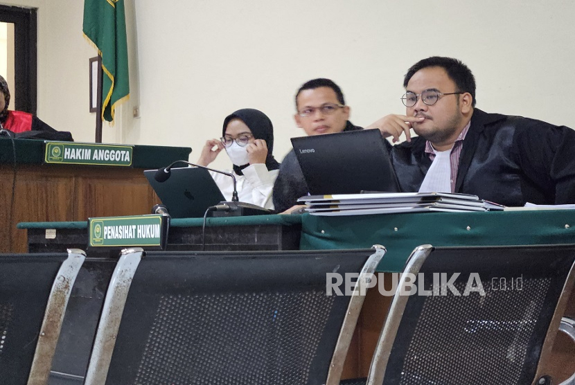 Zara Yupita Azra, terdakwa kasus dugaan perundungan dan pemerasan terhadap almarhumah Aulia Risma Lestari, mahasiswi PPDS Anestesia Undip, menjalani persidangan di Pengadilan Negeri Semarang, Jawa Tengah, Rabu (25/6/2025).