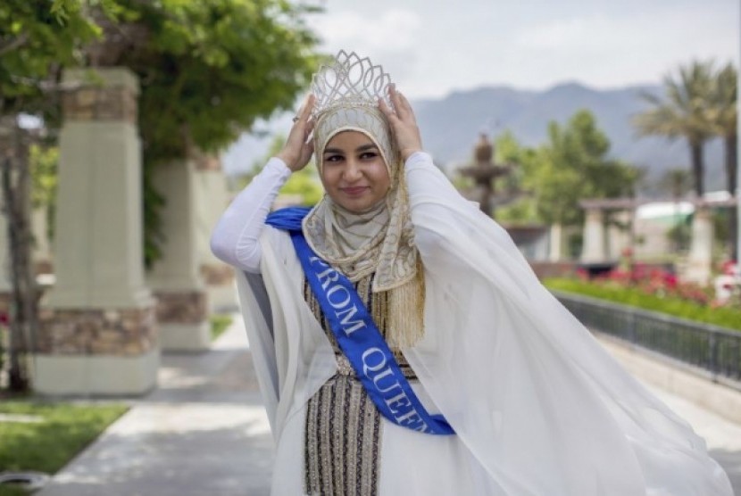 Zarifeh Shalabi, Muslimah berhijab yang mendapat predikat Ratu Prom di sekolahnya di Fontana, AS.