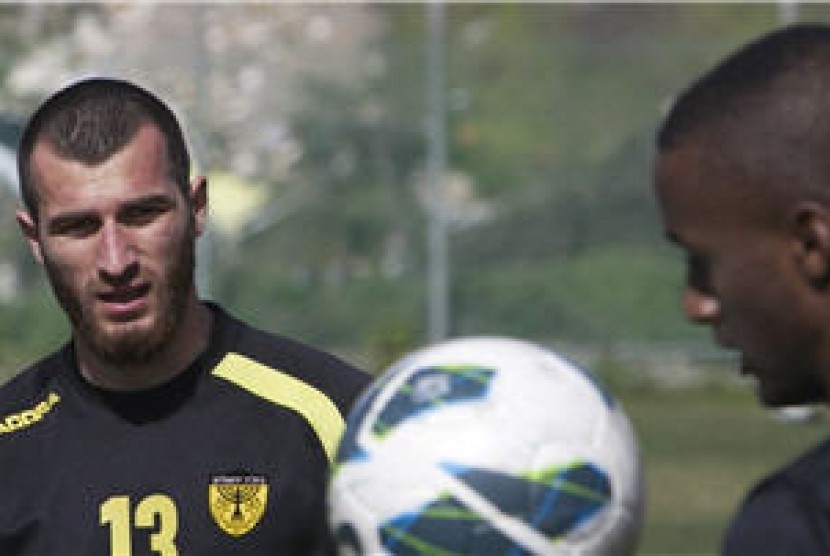 Zaur Sadayev (kiri), pemain Muslim yang memperkuat klub Israel Beitar Jerusalem, melakukan latihan di Jerusalem, Israel, Jumat (8/3).  