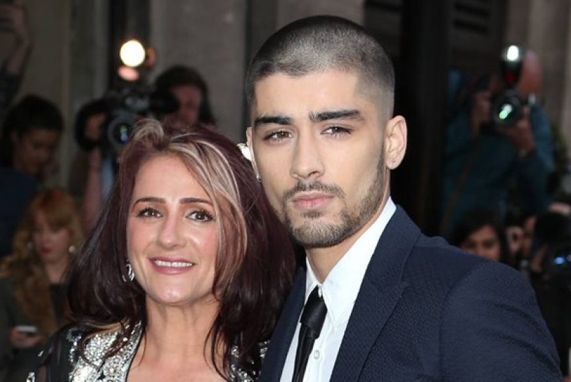 Zayn Malik dan ibunya, Trisha, ketika menghadiri Asian Awards.