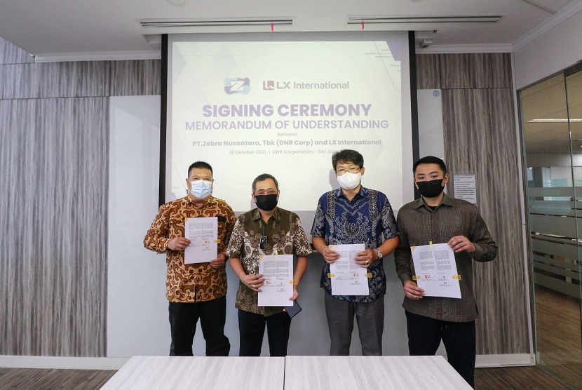 Zebra Nusantara Tbk pun melaksanakan penandatanganan kerja sama bisnis dengan LX International. Dilaksanakan di kantor DNR yang berada Satrio Tower, Jakarta Selatan, Senin (18/10).
