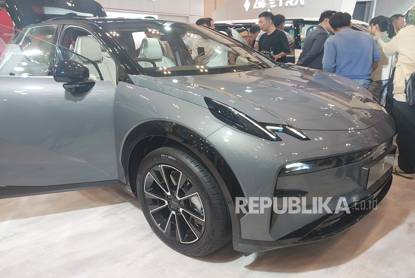 Zeekr X, SUV listrik mewah, hadir dengan desain futuristik dan performa yang tangguh. Dilengkapi baterai berkapasitas 66 kWh, Zeekr X mampu menempuh jarak hingga 440 km dalam sekali pengisian daya.