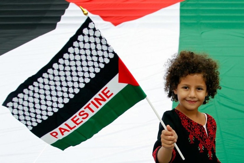 Zena (6 tahun), warga Belgia keturunan Palestina melakukan demo di Brussel..