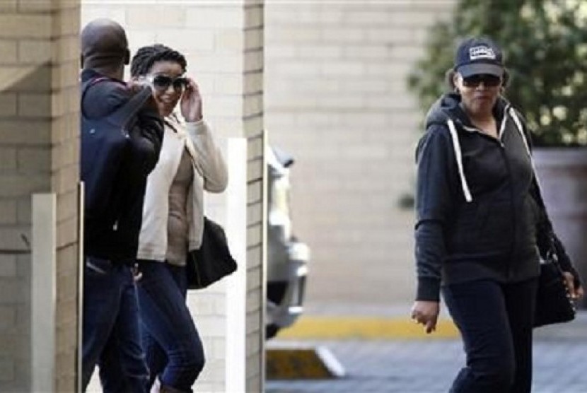 Zenani Mandela (right), former South African President Nelson Mandela's daughter, arrives with unidentified family members at a Pretoria hospital, where Mandela is being treated, June 15, 2013. 