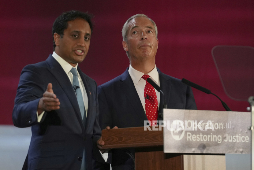 Zia Yusuf (kiri) dan Nigel Farage