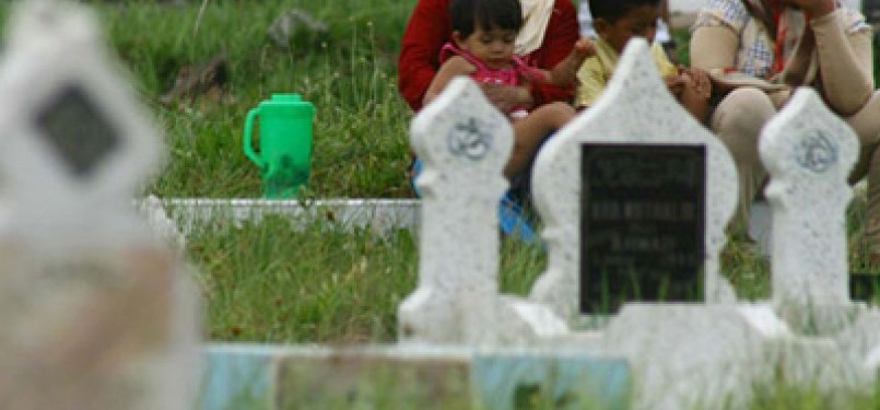 Ziarah kubur di salah satu pemakaman Jakarta.