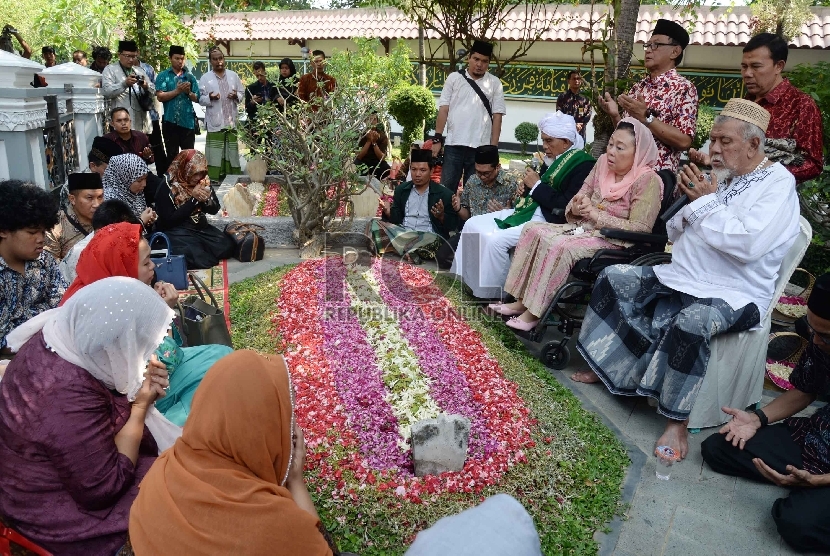 Ibu Sinta Nuriyah didampingi keluarga menyambangi makam Abdurrahman Wahid di komplek pemakaman keluarga di kawasan Ponpes Tebuireng, Jombang, Jatim.