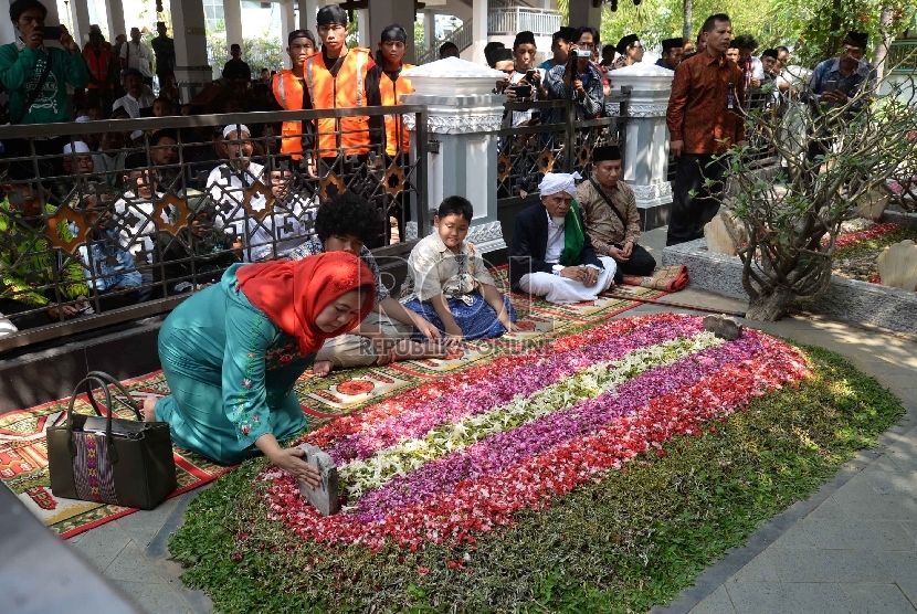 Ibu Sinta Nuriyah didampingi keluarga menyambangi makam Abdurrahman Wahid di komplek pemakaman keluarga di kawasan Ponpes Tebuireng, Jombang, Jatim, Selasa (4/8).  (Republika/Yasin Habibi)
