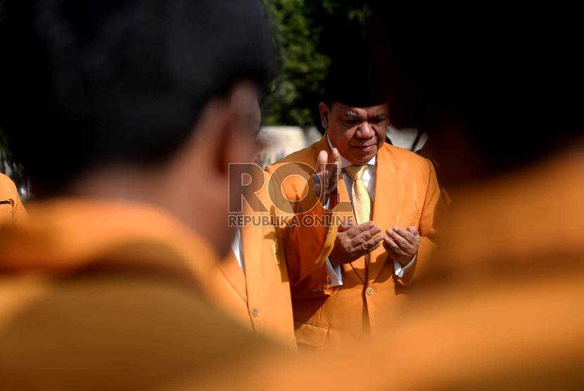 Ziarah TMP Kalibata. Ketua Umum (DPP) Musyawarah Kekeluargaan Gotong Royong (MKGR) Roem Kono (tengah) usai upacara di TMP Kalibata, Jakarta, Ahad (10/1).
