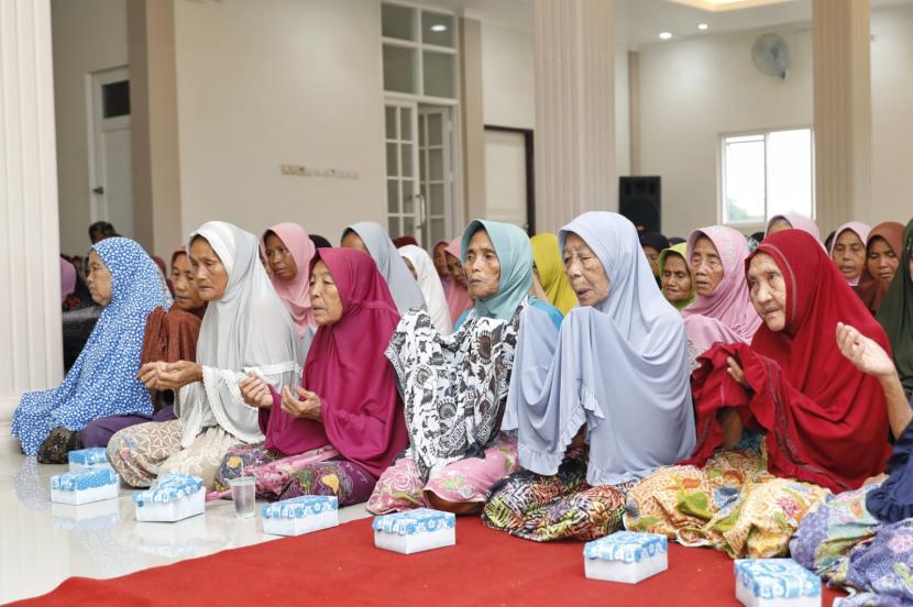 Zikir dan doa bersama anak yatim dan duafa di Desa Dasan Geres, Kecamatan Gerung, Kabupaten Lombok Barat.