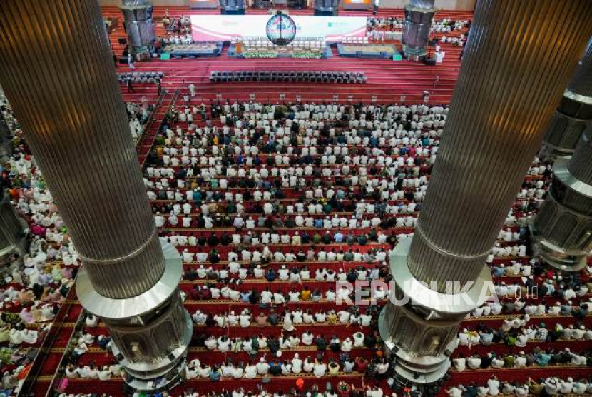 Zikir Kebangsaan dan Ikrar Bela Negara yang digelar Jamiyah Ahlith Thariqah Al Mutabarah Ahlussunnah Wal Jamaah (JATMA Aswaja) pimpinan Habib Luthfi Ali bin Yahya di Masjid Istiqlal Jakarta Ahad (10/8/2025) malam.