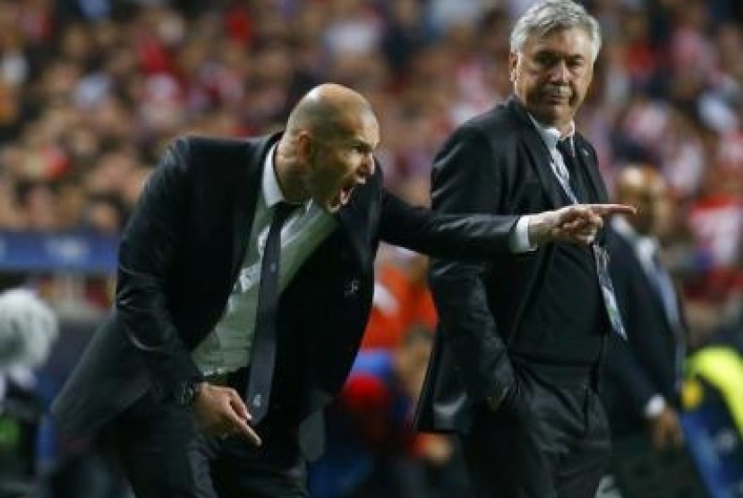 Zinadine Zidane, ketika mendamping pelatih Real Madrid, Carlo Ancelotti. 