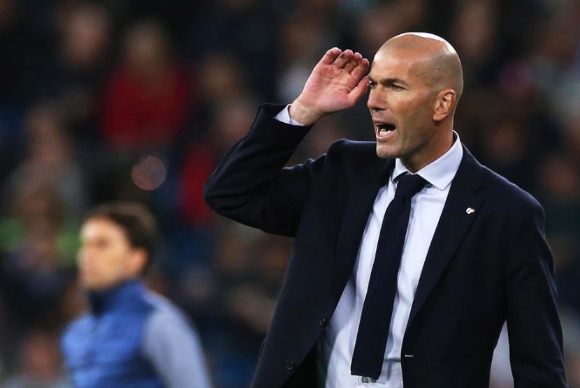 Pelatih Real Madrid Zinedine Zidane tak berminat membahas hal di luar sepak bola jelang duel el Clasico kontra Barcelona.