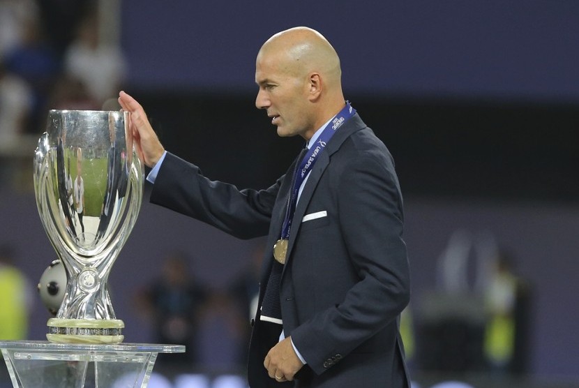 Zinedine Zidane bersama Piala Super Eropa.