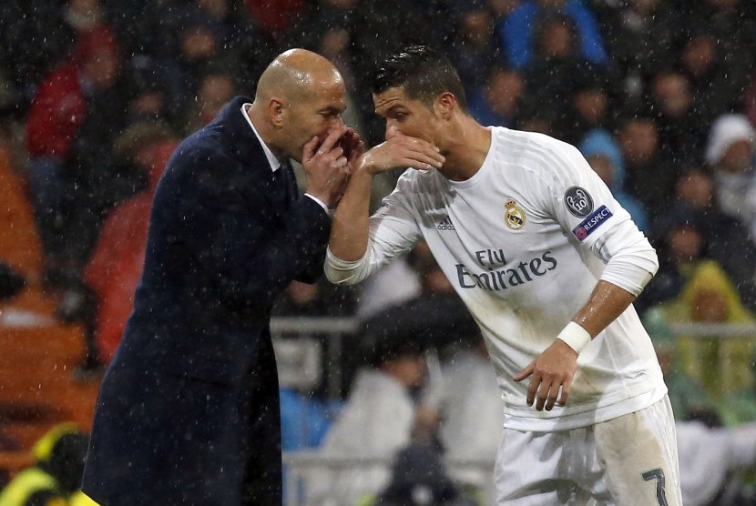 Pelatih Real Madrid Zinedine Zidane (kanan) dan bekas bintang Madrid, Cristiano Ronaldo.