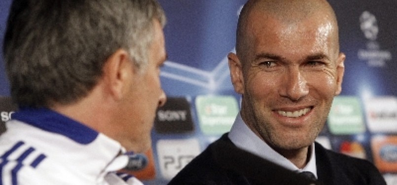 Zinedine Zidane (kanan) dan Jose Mourinho