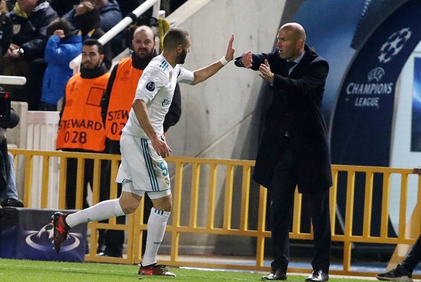 Pelatih Real Madrid Zinedine Zidane (kanan) dan Karim Benzema.