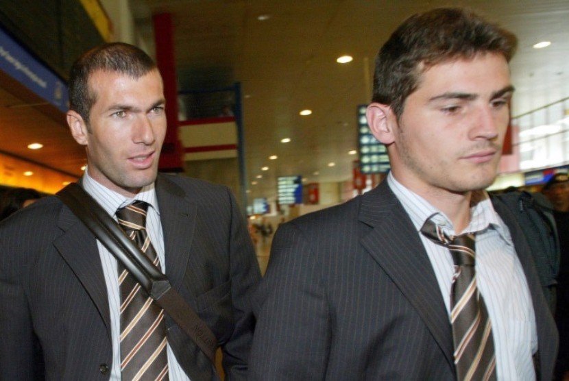 Zinedine Zidane (kiri) bersama Iker Casillas saat masih sama-sama bermain untuk Real Madrid.