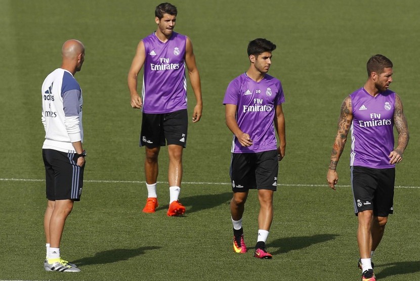 Zinedine Zidane (kiri) dan Alvaro Morata (kedua kiri) dalam suatu sesi latihan Real Madrid.