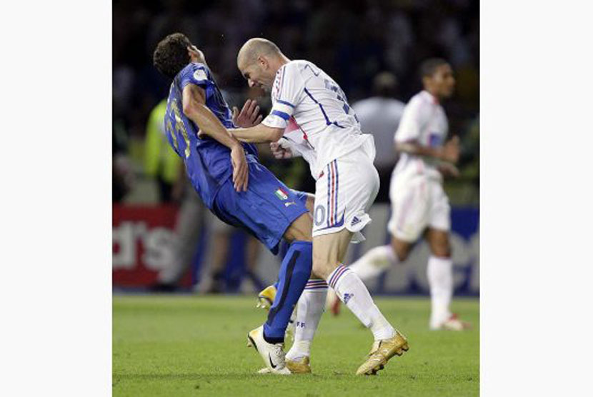 Zinedine Zidane menanduk dada Marco Materazzi.