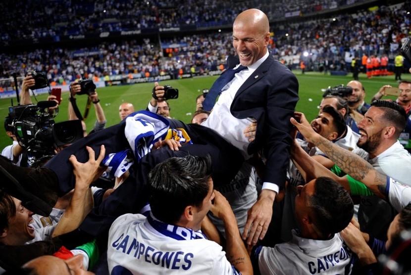 Zinedine Zidane merayakan gelar juara La Liga bersama para pemain Real Madrid.