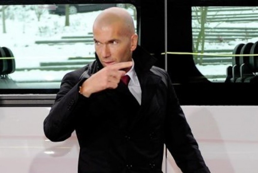 Zinedine Zidane yang berkepala plontos