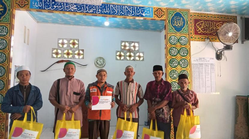  ZIS Indosat berkolaborasi dengan Rumah Zakat Sumbar untuk penyaluran program infak bantuan untuk marbot pelosok negeri pada akhir Ramadhan 1443 Hijriah.