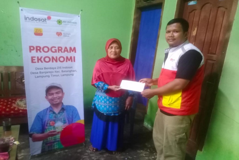 ZIS Indosat bersama Rumah Zakat kembali memberikan bantuan modal usaha kepada 4 penerima manfaat BUMMas/Koperasi Produsen Berdaya Makmur Bersama pada Selasa (15/3) kepada  Satri Purwani, Susamsilah, Sri Sutinah dan Suparti. 
