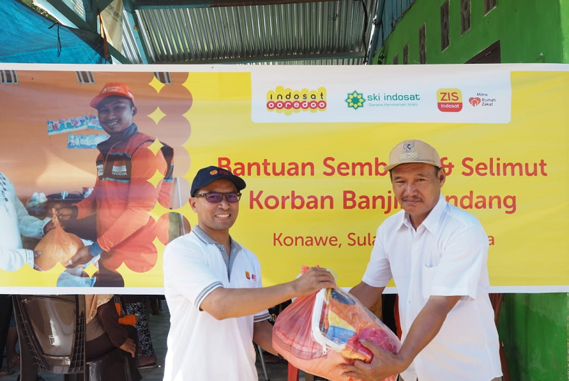 ZIS Indosat dan Rumah Zakat bantu korban banjir bandang Konawe.
