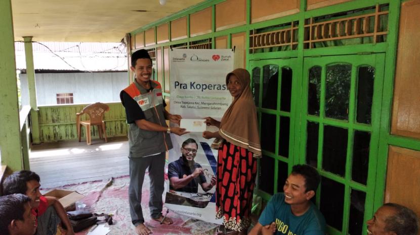 Zis Rohis Lintasartha bersama Rumah Zakat memberikan bantuan modal kepada warga di Dusun Topejaya Lama dan Dusun kajang Desa Topejawa Kecamatan Mangarambombang Kabupaten Takalar. Para penerima modal berjumlah 15 orang, yang terdiri dari petani, pengusaha bengkel, pengusaha kue dan pengusaha ikan, Rabu (17/3).