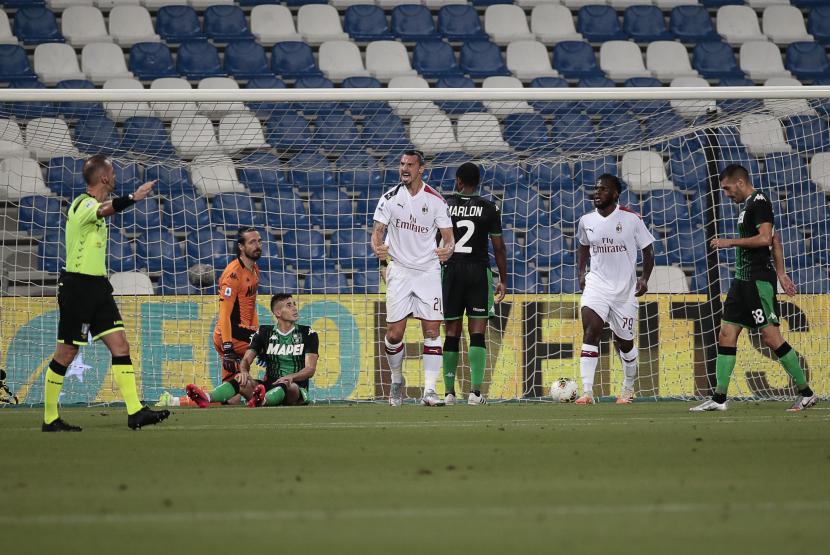 Zlatan Ibrahimovic berteriak seusai membobol gawang Sassuolo, Rabu (22/7).