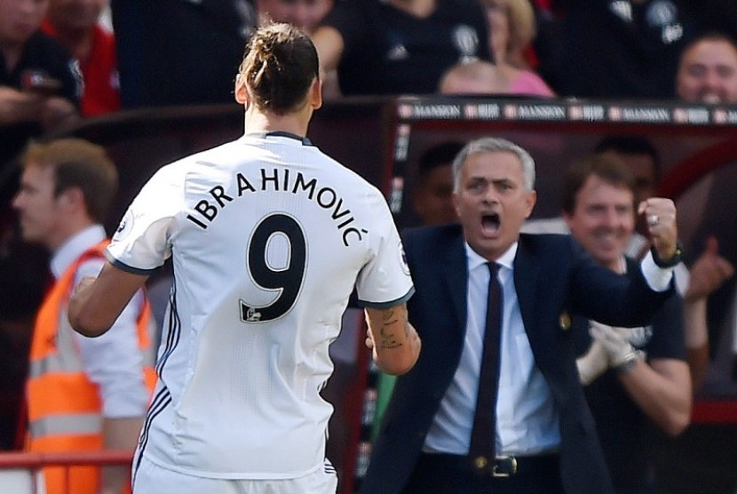 Zlatan Ibrahimovic dan Jose Mourinho (kanan)