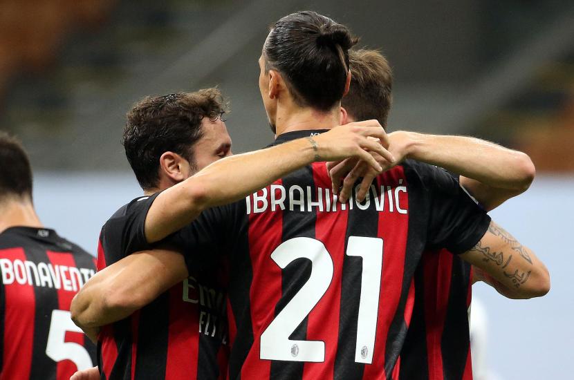  Zlatan Ibrahimovic dari Milan merayakan bersama rekan satu timnya setelah mencetak gol 2-0 selama pertandingan sepak bola Serie A Italia AC Milan vs Cagliari Calcio di stadion Giuseppe Meazza di Milan, Italia, 01 Agustus 2020.