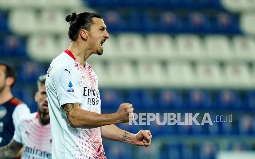 Penyerang AC Milan Zlatan Ibrahimovic usai mencetak gol ke gawang Cagliari.