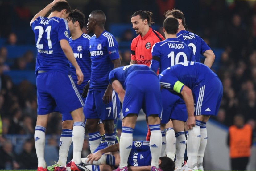 Zlatan Ibrahimovic di tengah kerumunan pemain Chelsea