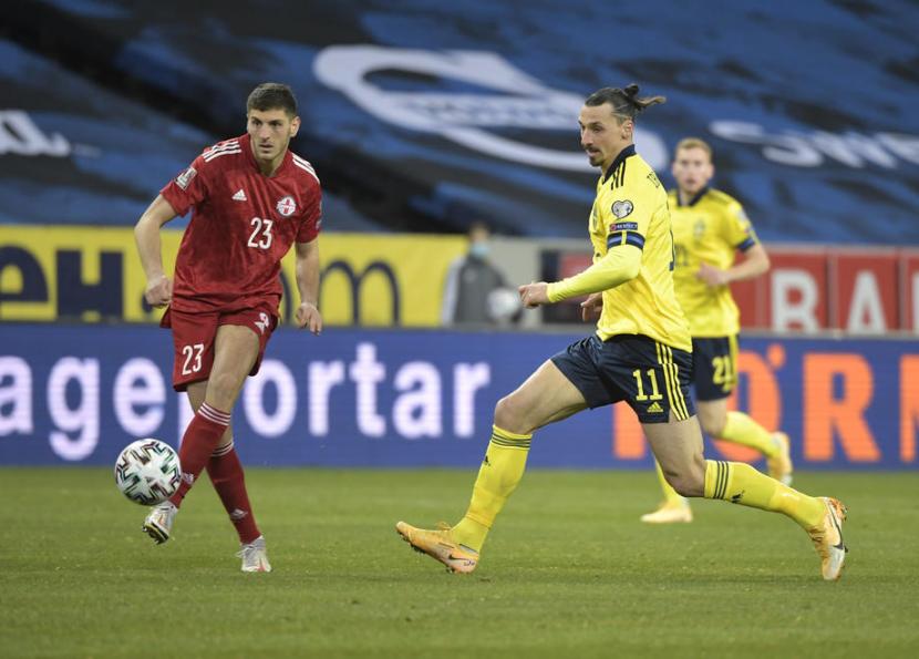 Zlatan Ibrahimovic (kanan) saat membela timnas Swedia.
