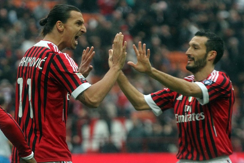 Zlatan Ibrahimovic (kiri) dan Gianluca Zambrotta saat masih bermain di AC Milan pada 2011.