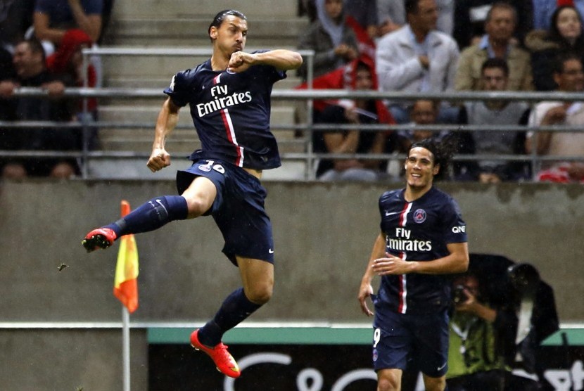 Zlatan Ibrahimovic (L) of Paris St Germain jumps as he celebrates his goal with team mate Edison Cavnni during their French Ligue 1 soccer match against Reims at the Gustave Delaune Stadium in Reims August 8, 2014
