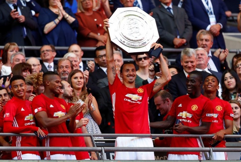 Zlatan Ibrahimovic mengangkat trofi Community Shield.