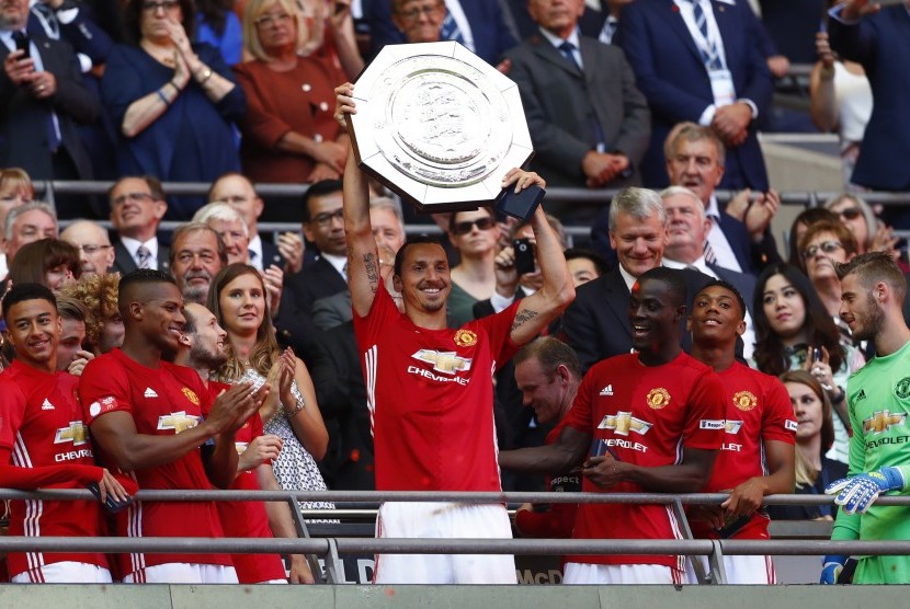 Zlatan Ibrahimovic mengangkat trofi Community Shield setelah mengalahkan Leicester City 2-1