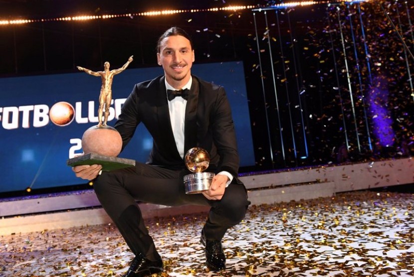 Zlatan Ibrahimovic seusai menerima trofi pemain terbaik Swedia.